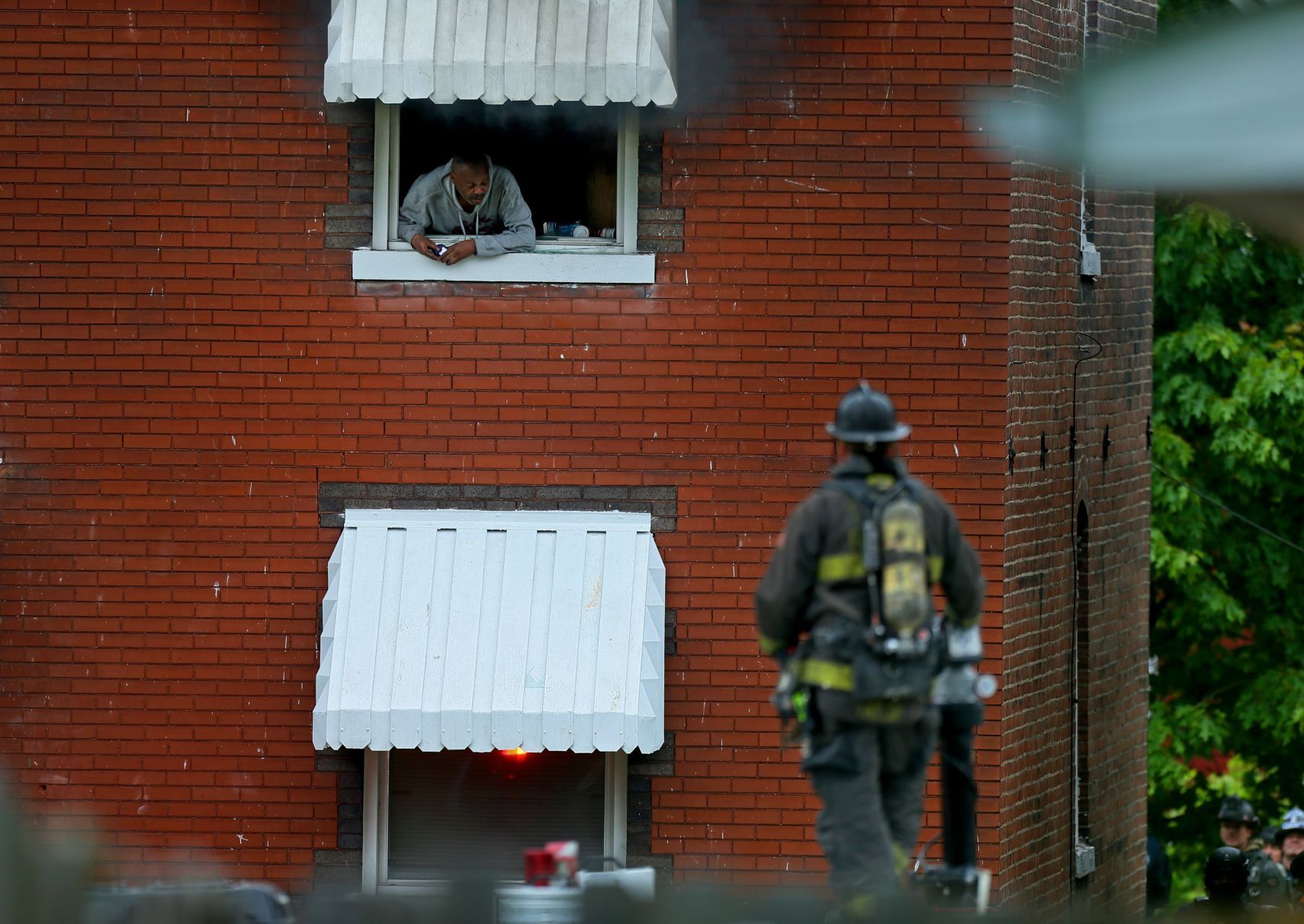Man sets house on fire in north St. Louis, threatens firefighters